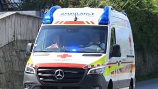 Der Mann wurde mit der Rettung ins Krankenhaus gebracht. (Symbolbild)