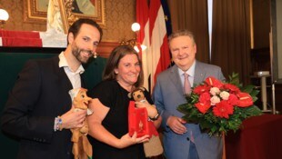 V.li.: Florian Schwarz als Kasperl, Alexandra Filla als Pezi freuen sich über den Goldenen ...