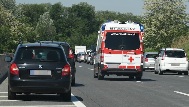 Weil der Angeklagte laut wurde, hielten die Sanitäter in einer Pannenbucht – dann gingen die ...