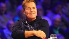Selbst nach 40 Jahren muss Bohlen den Text seines größten Hits nachschauen.