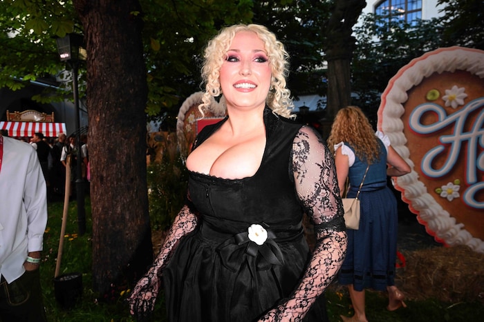 Hayley Hasselhoff mit einem (zu) engen Dekolleté