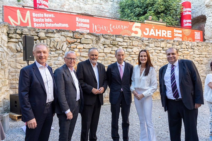 Geballte „Krone“-Ladung rund um Landeschef Hans Peter Doskozil (2.v.l.): Geschäftsführer Gerhard ...
