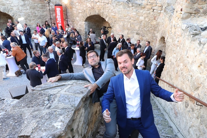 Die Musikkaberettisten Flo & Wisch sorgten bei den Gästen mit einer kleinen Showeinlage für ...