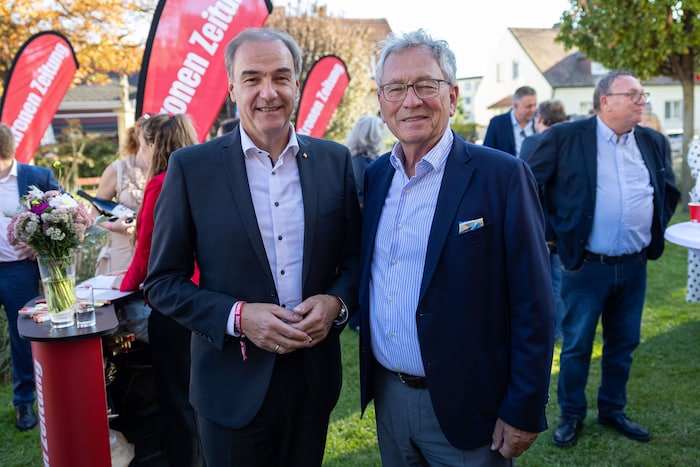 In der Menge der Gäste gesichtet: Wirtschafts- und Soziallandesrat Leonhard Schneemann mit ...