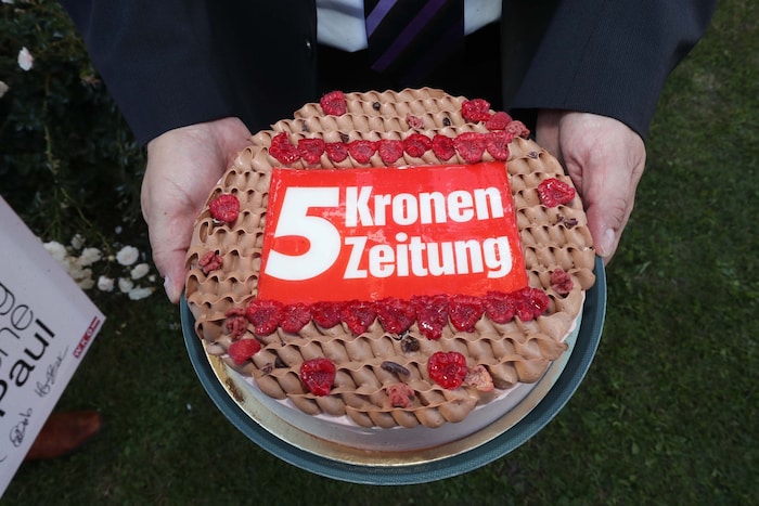 Die Jubiläumstorte war nicht die einzige, die angeschnitten wurde.