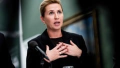 Die dänische Regierungschefin Mette Frederiksen lässt sich von der harschen Reaktion aus ...