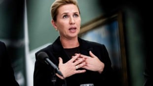 Die dänische Regierungschefin Mette Frederiksen lässt sich von der harschen Reaktion aus ...