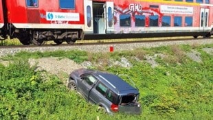 Die Feuerwehren Michlgleinz und Groß St. Florian waren sofort zur Stelle. Das Auto war zehn ...