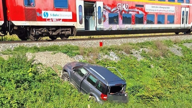 Die Feuerwehren Michlgleinz und Groß St. Florian waren sofort zur Stelle. Das Auto war zehn ...