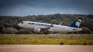 Die Passagiere der Air Corsica mussten eine ungewöhnliche Verspätung hinnehmen.