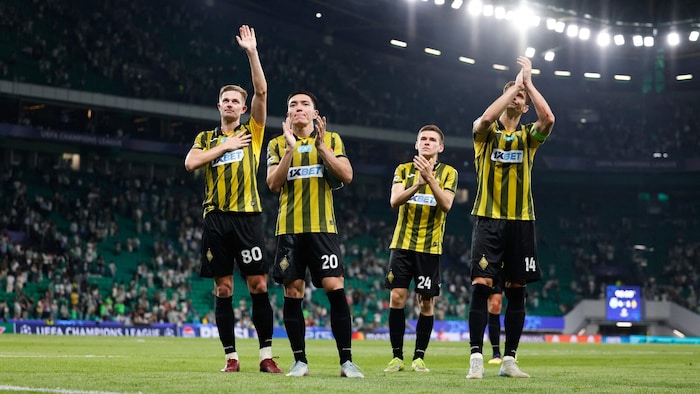 Die Spieler von Kairat Almaty ließen sich trotz Niederlage feiern.