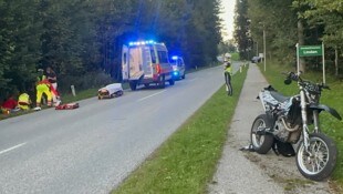 Der 28-Jährige musste nach der Erstversorgung an der Unfallstelle ins Krankenhaus gebracht ...