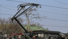 Der Bursche kam in den Stromkreis der Hochspannungsoberleitung des Zuges.