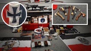 Der Mann hortete unzählige Waffen und nationalsozialistische Devotionalien.