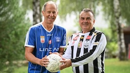 „Ich trag’ fürs Foto gern Blau-Weiß“, so Lindenberger. Auch für Hagmayr war’s klar: LASK!