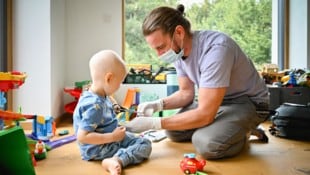 Mathias ist diplomierter Krankenpfleger und kümmert sich um Kinder und Jugendliche auf der ...