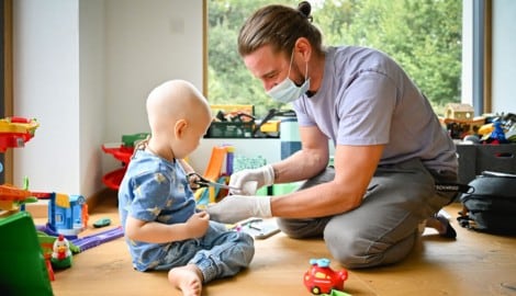 Mathias ist diplomierter Krankenpfleger und kümmert sich um Kinder und Jugendliche auf der ...