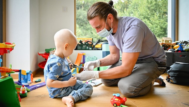 Mathias ist diplomierter Krankenpfleger und kümmert sich um Kinder und Jugendliche auf der ...