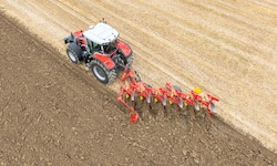 Der wirtschaftliche Pflug SERVO 4000 von Pöttinger.