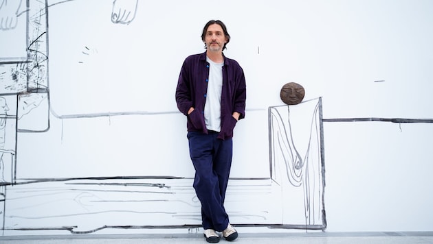 Tobias Pils vor seiner eigens für das mumok realisierten temporären Wandmalerei