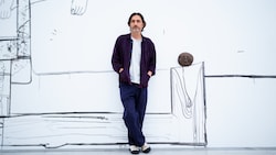 Tobias Pils vor seiner eigens für das mumok realisierten temporären Wandmalerei