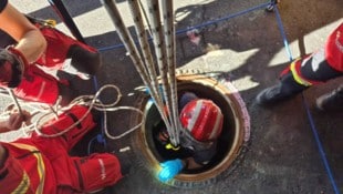 Der Schacht war eng, sieben Meter tief und bis in vier Meter Höhe mit Wasser gefüllt