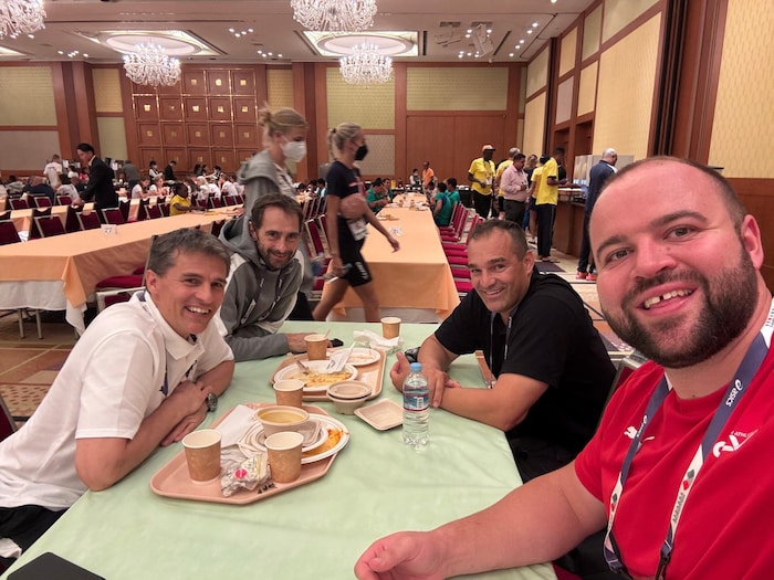 Luki mit seinem Team beim gemütlichen Essen.