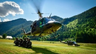 Mit verschiedensten Luftfahrzeugen wird geübt.