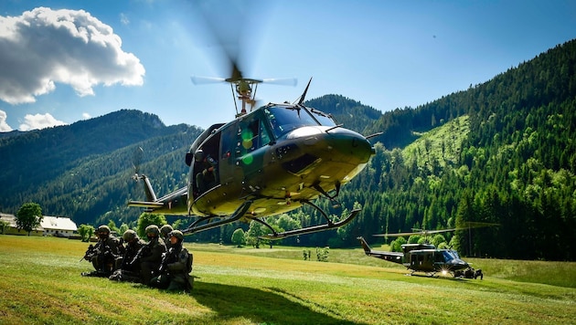 Mit verschiedensten Luftfahrzeugen wird geübt.
