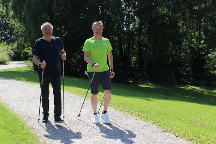 Patient Dr. Andreas Bobik (links) mit Mag. Martin Miehl beim Nordic Walking.