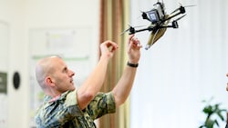 Oberst Reisner in seinem Büro unter einer selbst gebauten Kampfdrohne