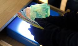 Unbekannte stahlen aus einer Lade Bargeld (Symbolbild).