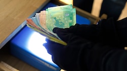 Unbekannte stahlen aus einer Lade Bargeld (Symbolbild).