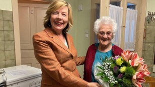 Das Gespräch zum 100. Geburtstag im Jahr 2022: Agnes Stekovits mit „Krone“-Interviewerin Conny ...