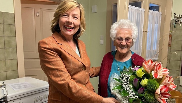Das Gespräch zum 100. Geburtstag im Jahr 2022: Agnes Stekovits mit „Krone“-Interviewerin Conny ...