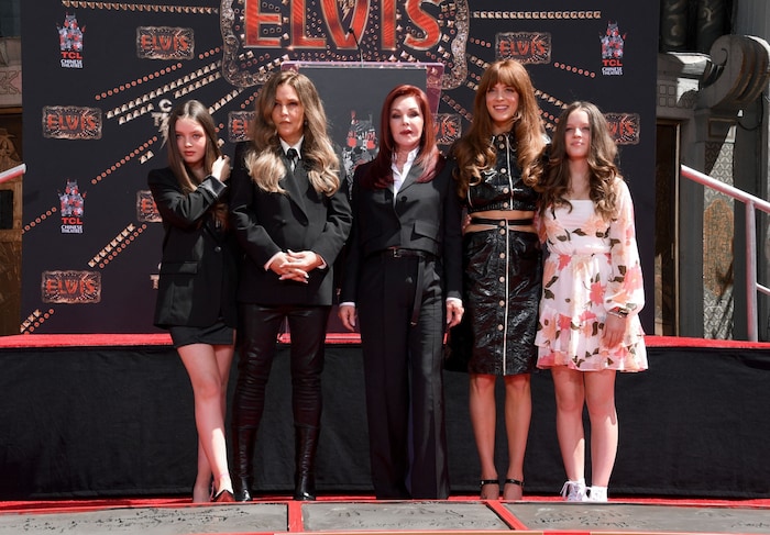 Lisa Marie und Priscilla Presley mit den Kindern Harper und Finley Lockwood sowie Riley Keough
