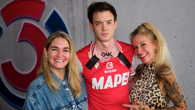 Begeisterung sieht anders aus: Philipp Hansa mit neuem Körperschmuck, Gabi Hiller und Monika ...