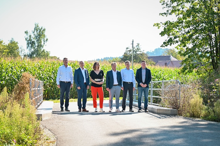 Roland Pichler (Wegeerhaltungsverband), Ortschef Gerhard Seemann, Ines Vincken (BOKU Wien), ...