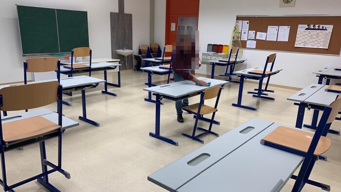 In einem Klassenzimmer ging der 14-Jährige mit einem Messer auf einen Mitschüler los.