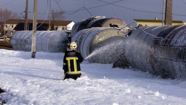 Lange waren PFAS gängiger Bestandteil in Löschschaum. Umweltmediziner Hutter spricht von ...