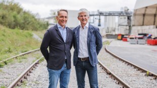 Hubert Rhomberg (l.) und Ernst Thurnher, Geschäftsführer der Rhomberg Gruppe, blicken auf ein ...