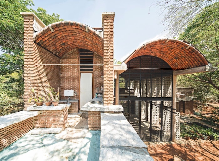 Das Das Wall House in Auroville schafft offene Verbindungen zwischen Mensch und Natur.