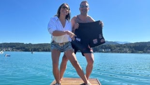 Sascha Hübler und Freundin Adrienne mit der „Jeff Bolten“-Hose am sonnigen Steg im Veldener ...