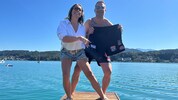Sascha Hübler und Freundin Adrienne mit der „Jeff Bolten“-Hose am sonnigen Steg im Veldener ...