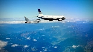 Ein Eurofighter und ein Airbus über dem Aichfeld