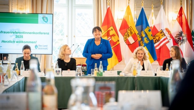 Manuela Khom (ÖVP, Mitte) empfing in der Grazer Burg Frauenministerin Eva-Maria Holzleitner ...