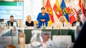 Manuela Khom (ÖVP, Mitte) empfing in der Grazer Burg Frauenministerin Eva-Maria Holzleitner ...
