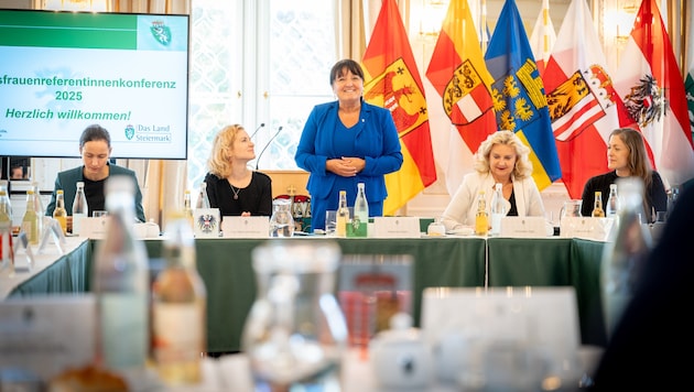 Manuela Khom (ÖVP, Mitte) empfing in der Grazer Burg Frauenministerin Eva-Maria Holzleitner ...