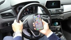 Zu laut mit der Lautsprecher-Funktion des Smartphone telefonieren: Selbst im Auto kann dies ...