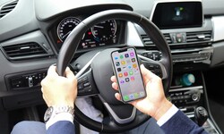 Zu laut mit der Lautsprecher-Funktion des Smartphone telefonieren: Selbst im Auto kann dies ...